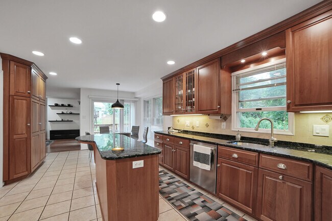 Building Photo - 18420 Shady View Ln