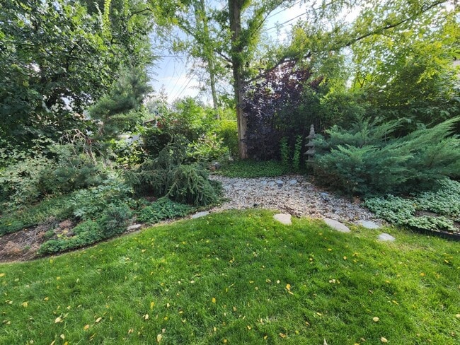 Building Photo - Beautiful 5 Bd 3.5 Ba Home in Holladay