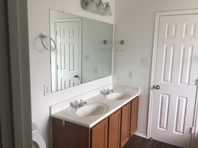 Building Photo - 715 Rodeo Ranch