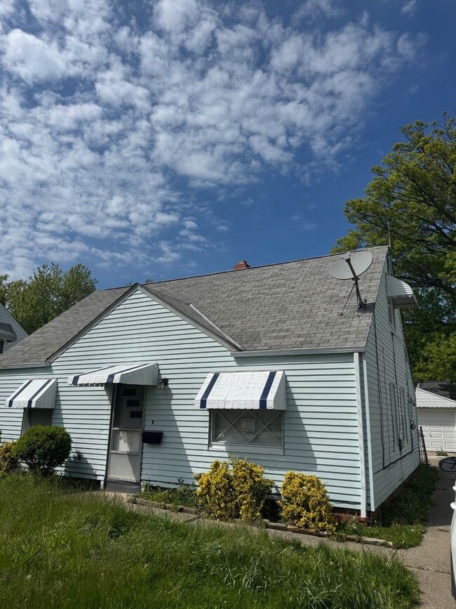 Building Photo - Spacious Two-Bedroom Unit in a Charming Property – Available Now!