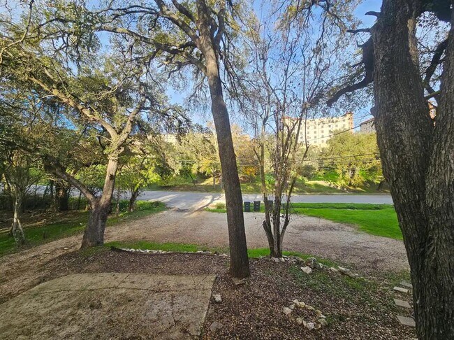 Building Photo - 833 Old Ranch Rd 12