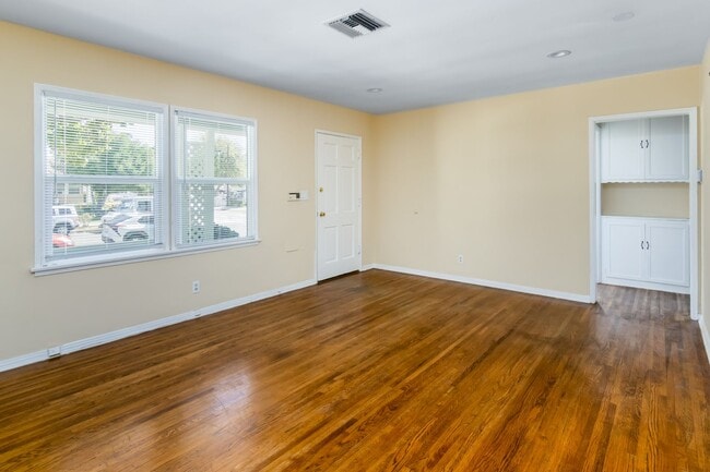 Building Photo - Charming 2-Bedroom Northridge Home with Pr...
