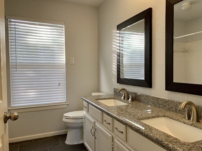 Building Photo - 2002 Summerall Ct