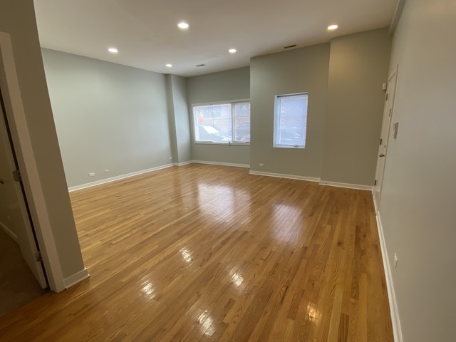 Building Photo - 44 N Paulina St