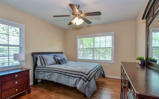 Building Photo - Beautiful three Bedroom One Bathroom For Rent