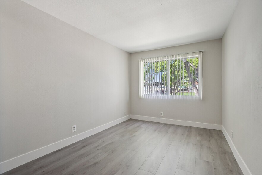 Building Photo - 421 N Kenneth Rd