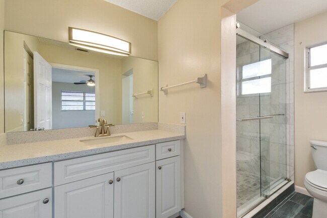 Building Photo - BEAUTIFUL THREE BEDROOM TOWNHOME WITH GARAGE(AVAILABE NOVEMBER)