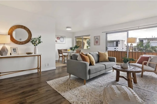 Building Photo - 525 N Sycamore Ave