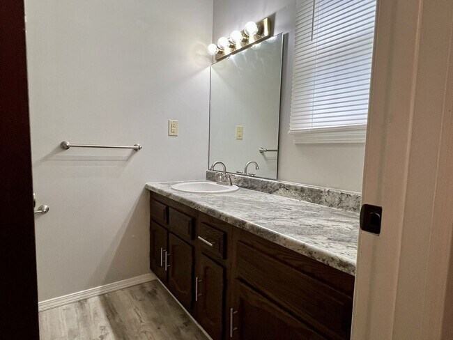 Building Photo - 3 Bed, 2 Bath in south central Springfield