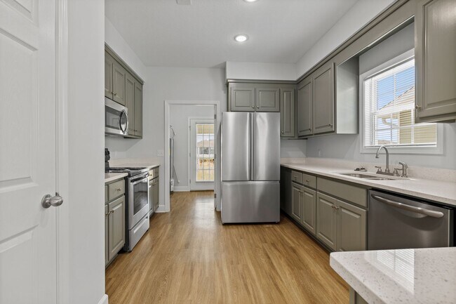 Building Photo - New Luxury Townhouse