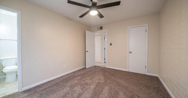 Building Photo - 5638 N 61st Ln
