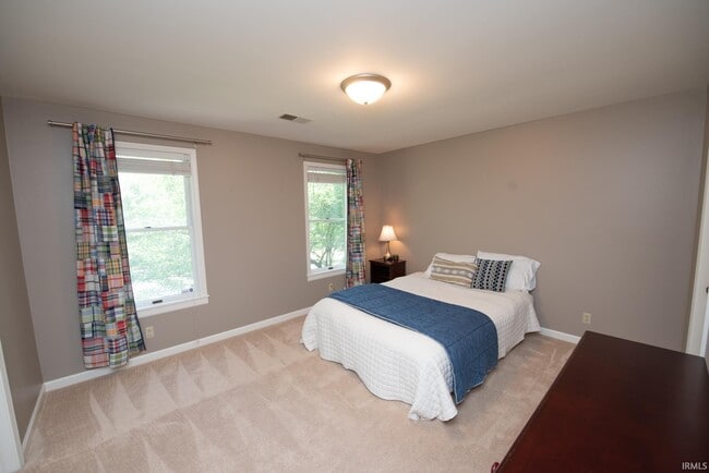 Building Photo - 3801 W Capilano Dr