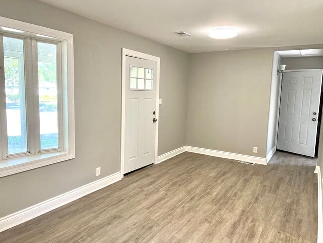 Building Photo - 3BD/1BA Home In Crown Point