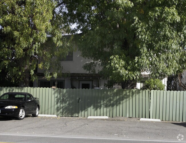 Primary Photo - 4652 Colfax Ave
