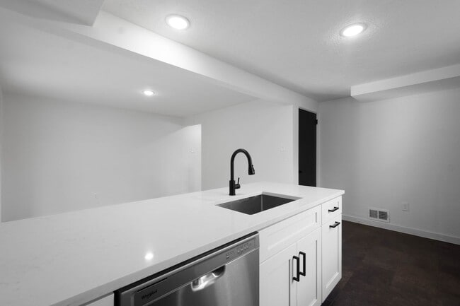 Building Photo - Ready for move in! Check out this RENOVATED 3 bedroom in BROOKLINE! UNBEATABLE LOCATION!
