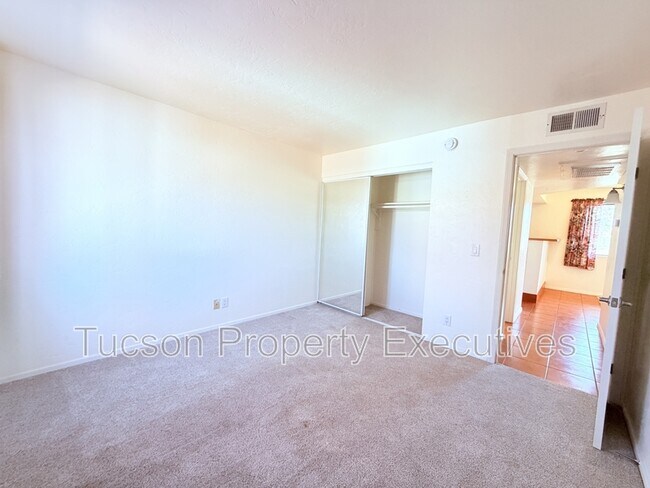 Building Photo - 455 W Kelso St