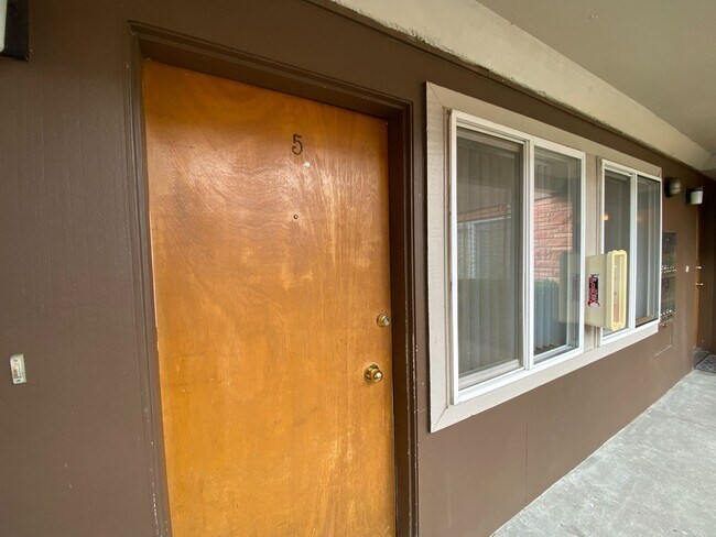 Building Photo - 100 E Boston St