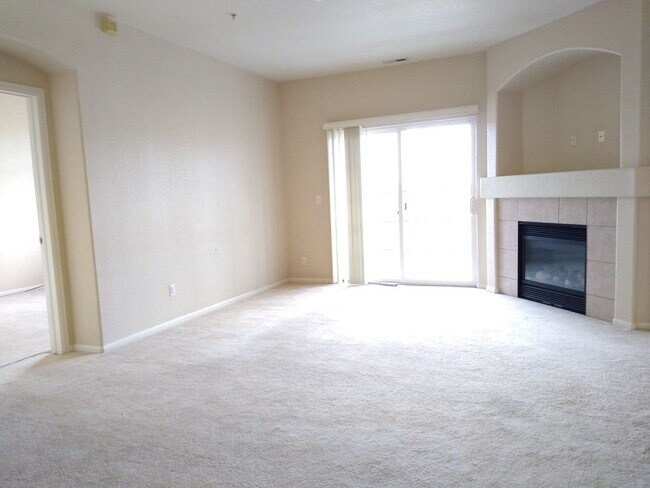 Building Photo - Super Fly 1 Bedroom with Large Study, 1 1/2 Bathrooms, Balcony, Reserved Parking AVAILABLE NOW