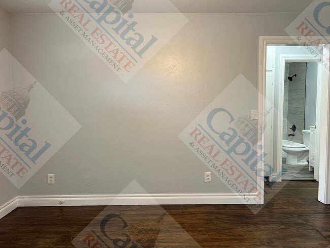 Building Photo - Updated 3 Bedroom