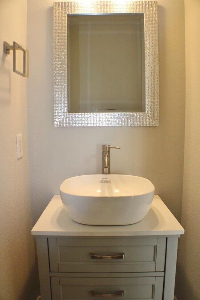 Building Photo - 2411 Rose Hollow Dr