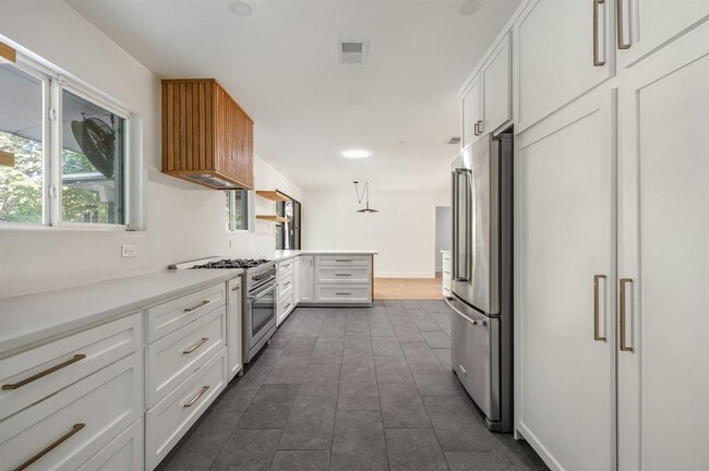 Building Photo - 1604 Elmhurst Dr