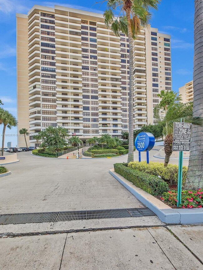 Building Photo - 2500 Parkview Dr