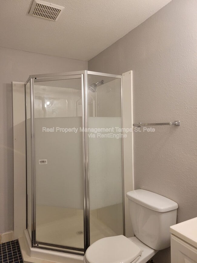 Building Photo - 402 W Amelia Ave