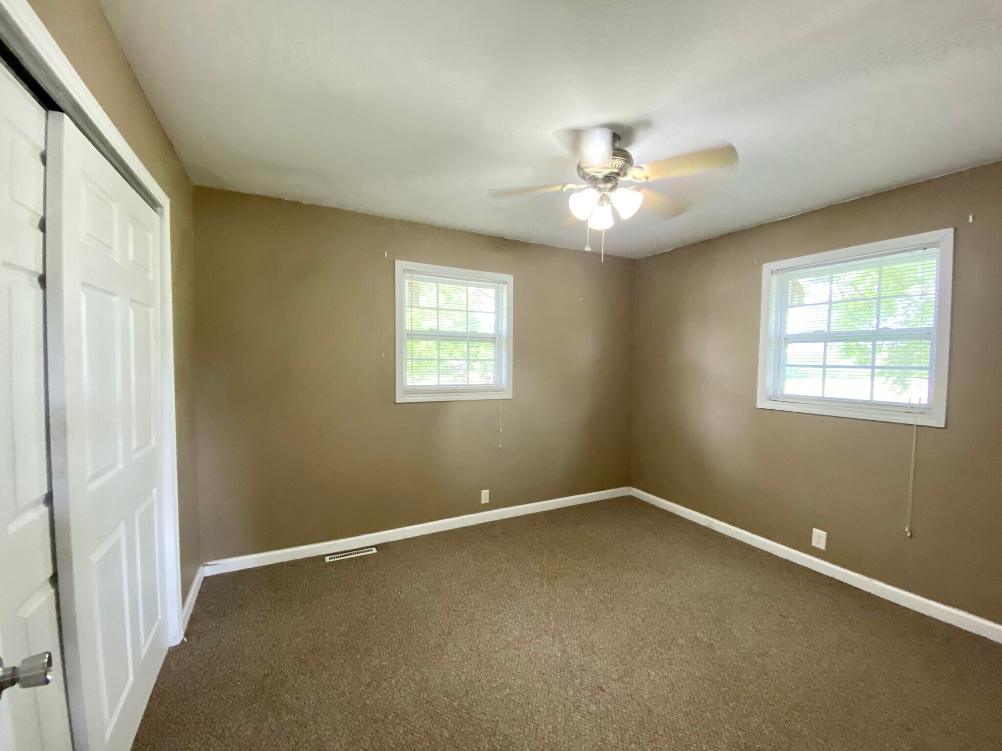 bedroom 1 - 407 E Lincoln St