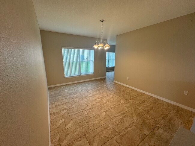 Building Photo - 527 Bristol Cir