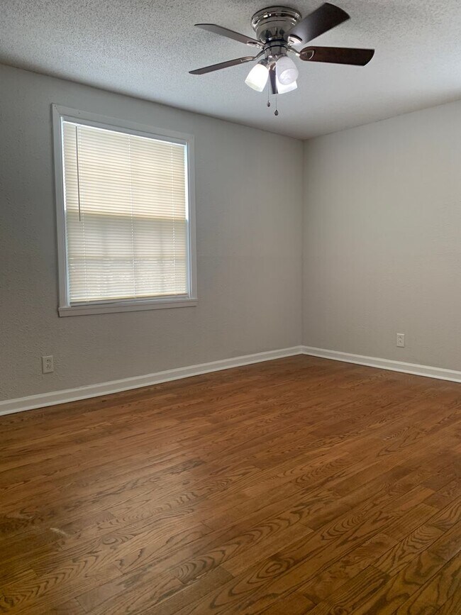 Building Photo - Your Next Home Awaits: 4BR/2BA in Desirable Prairie Village Location!
