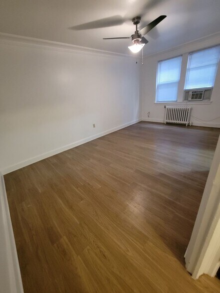 Interior Photo - Thames Manor