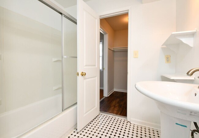 Building Photo - 102 Chesterfield Ln