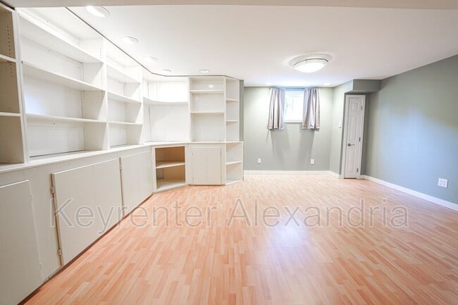 Building Photo - 906 Neal Dr