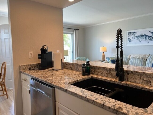 Building Photo - 1BR/1BA Newly Renovated Canal front Condo on Venice Island