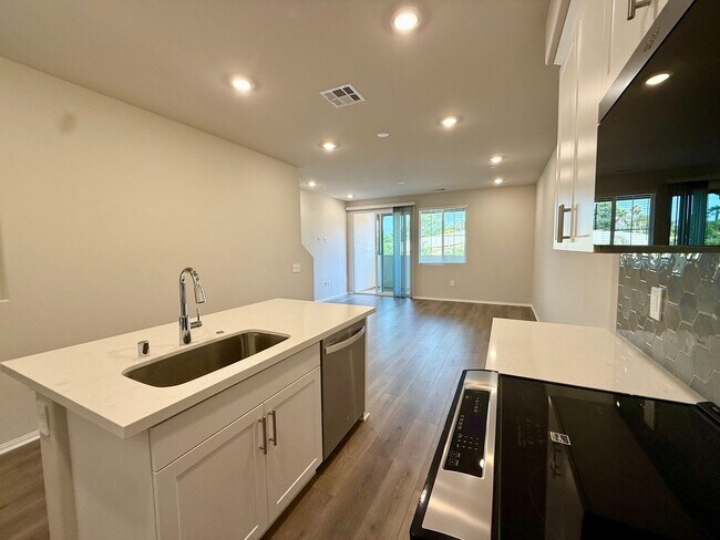Building Photo - Brand new Townhome! Never Been lived in!  4 Br 4 Ba 2 car garage!