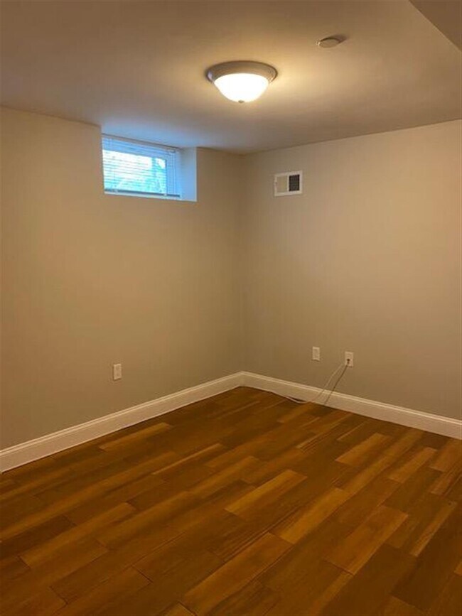 Building Photo - 7 Marney St