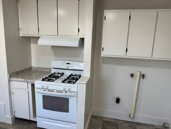 Building Photo - COZY CLASSIC HOME WITH FRESH UPDATES AND BUILT-INS