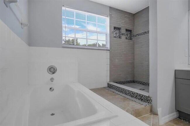 Building Photo - 603 Coconut Palm Way
