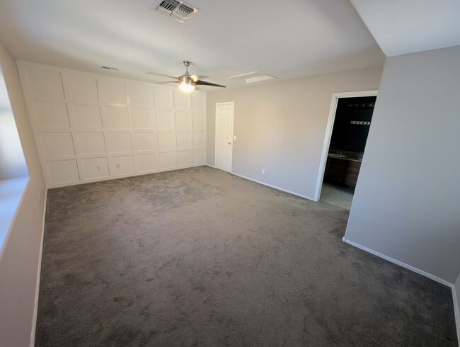 Building Photo - 3 Bedroom Home in the Waterford Square Com...