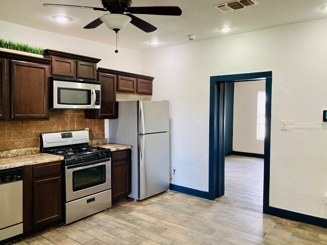 Building Photo - 104 E Waco St