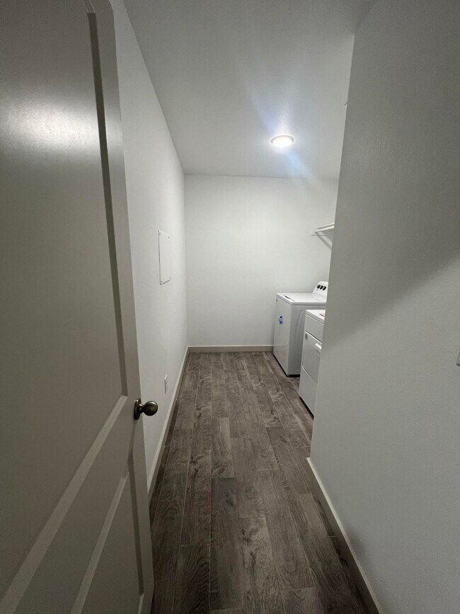 Building Photo - 10518 Aberdeen Ave