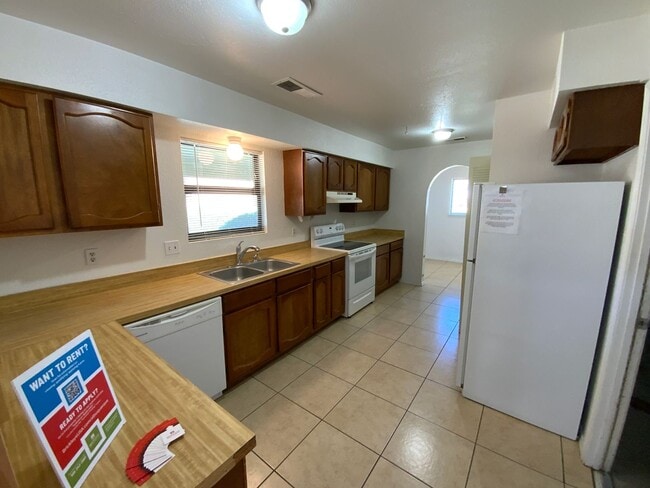 Building Photo - 3 Bedroom Single Story Home Available Near...