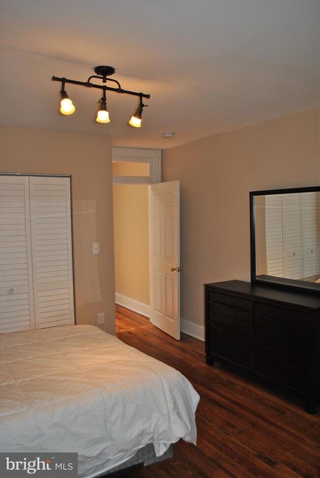 Building Photo - 127 10th St SE