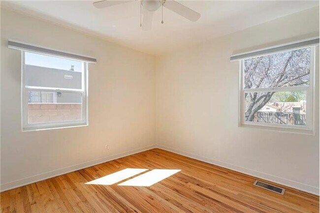 Building Photo - 1109 Lafayette Dr NE