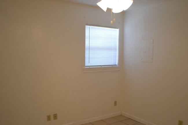 Building Photo - Half Duplex 2 Bedrooms 1 Bath For Lease in...