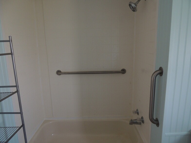 BATH WITH SHOWER - 7424 Egress Ln