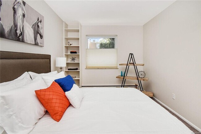 Building Photo - HIGHLY DESIRABLE West Pearl 2 Bed 1 Bath Top Floor Condo-Available August 5th!
