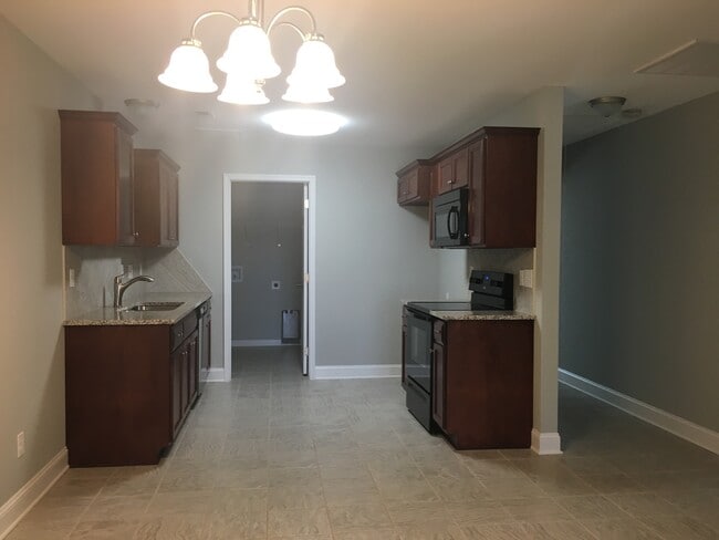 Building Photo - MOVE-IN READY!