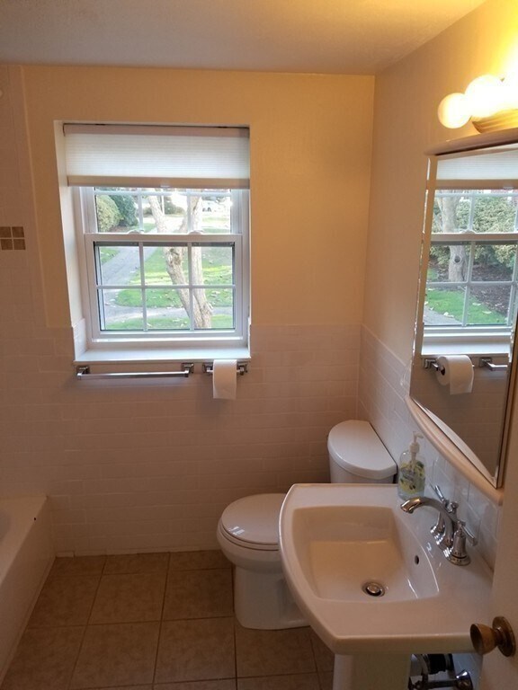 Building Photo - 169 Lake Shore Rd