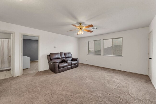 Building Photo - Spacious home on Montrose